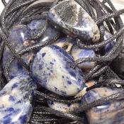 Sodalite avec cordon - pendentif pierre roulé (Lot de 10 pièces) 