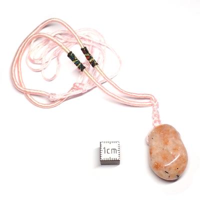 Pierre de Soleil - pendentif pierre roulé Carrée avec cordon (Lot de 10 pièces)
