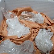 Cristal de roche - Amas miniature n° 2639 (Lot de 16 pièces)