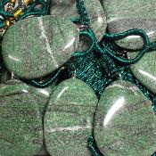 Rubis crosite avec cordon - pendentif pierre plate (Lot de 10 pièces) 