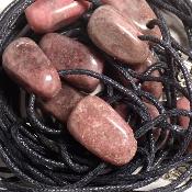 Rhodonite du Brésil avec cordon - pendentif pierre roulé (Lot de 10 pièces) 