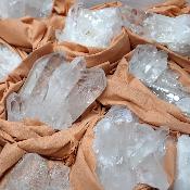 Cristal de roche - Amas miniature n° 2636 (Lot de 16 pièces)