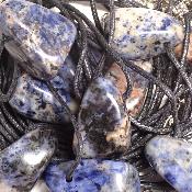 Sodalite avec cordon - pendentif pierre roulé (Lot de 10 pièces) 
